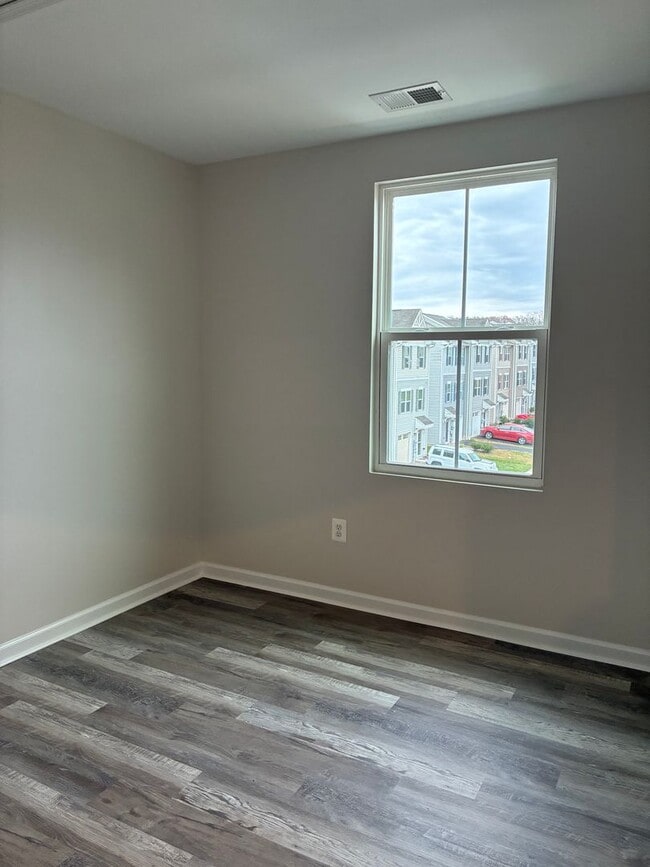 Building Photo - Beautiful 2019 End-of-Group Townhome – 3 Bed, 2 Bath, 1-Car Garage