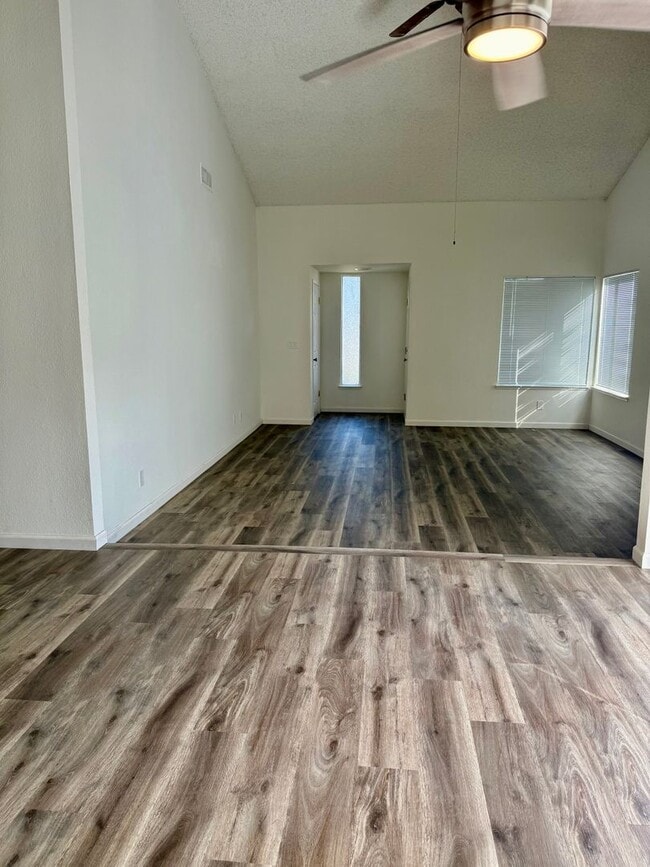 Building Photo - TROVITA-6816/6818