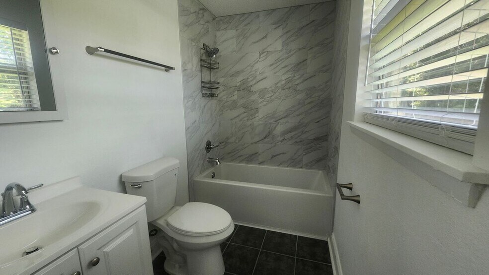 Building Photo - 206 Canberra Ct