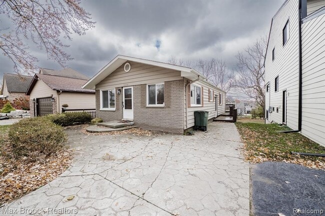 Building Photo - 5528 Sunnycrest Dr