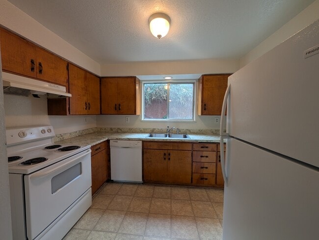 Building Photo - 84 SE Grape Ave