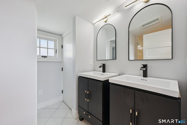 Building Photo - 19 Middle Beach Rd