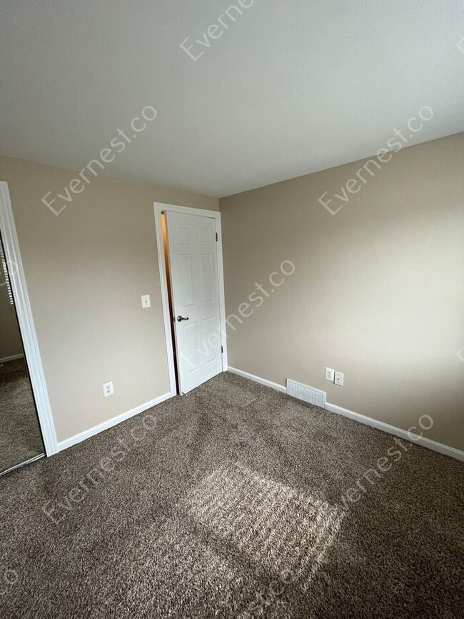 Building Photo - Charming 3 bedroom in Madison Heights / Pe...