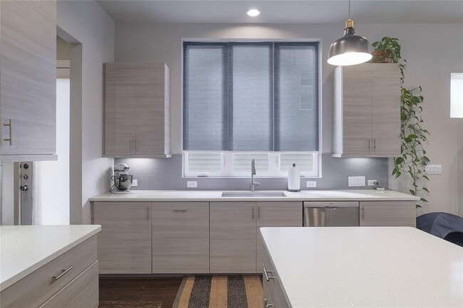 Building Photo - 6021 Seville Dr