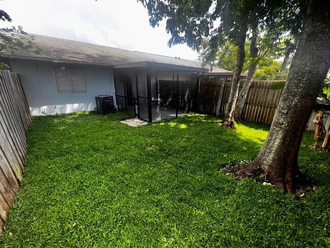 Building Photo - 3 Bedroom 2 Bath Winter Garden Townhome with Remodeled Kitchen and a Fenced Backyard!