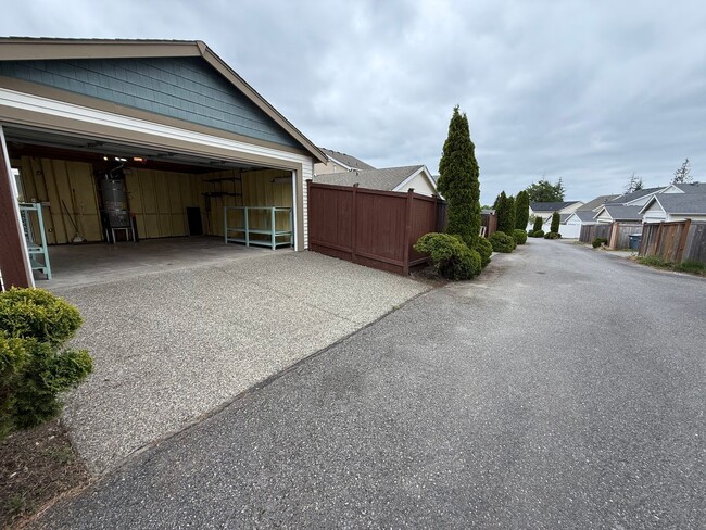 Building Photo - 3 Bedroom DuPont Home for Rent