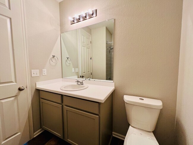 Building Photo - $0 DEPOSIT OPTION. INVITING 3 BED HOME IN ...