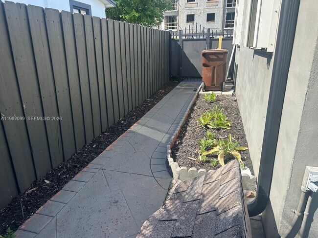 Building Photo - 1166 W 24th St