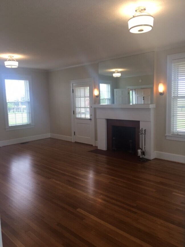 Building Photo - Kentucky mansion overlooking horse farm with stunning views    260308