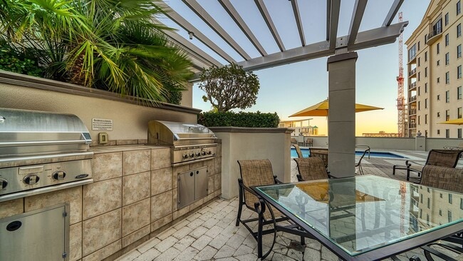 Building Photo - VACATION RENTAL Amazing 2/2 condo in the heart of downtown Sarasota with Bay View!