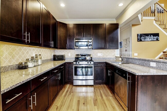 Building Photo - 4 Shadowlawn Dr