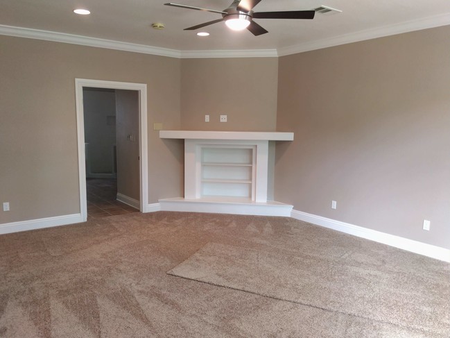 Master Bedroom Spacious and Comfortable - 11410 Edgewater Dr