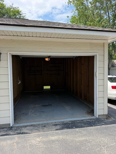 Building Photo - 700 Daniel Ellis Dr