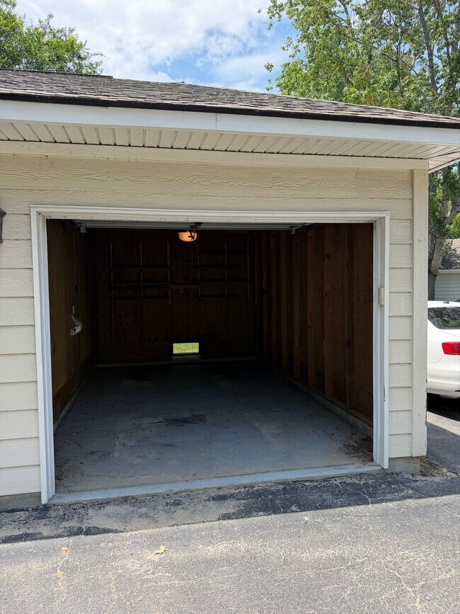 Building Photo - 700 Daniel Ellis Dr