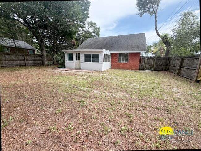 Building Photo - Great 4 Bedroom Home with Water View in Downtown Fort Walton Beach!