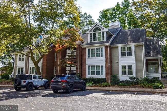 Building Photo - Experience the vibrant lifestyle and natural beauty that make Reston such a sought after place to...