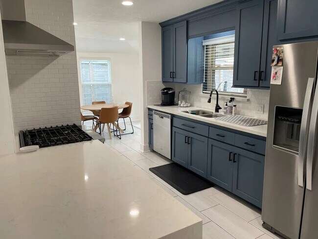 Building Photo - 2310 Hialeah Dr