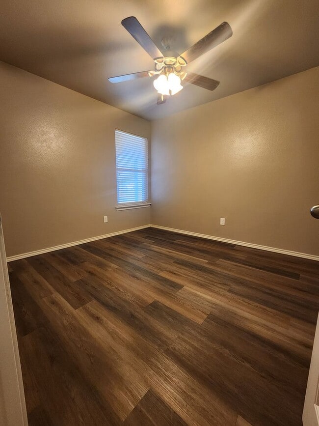 Building Photo - Beautiful 4 bedroom