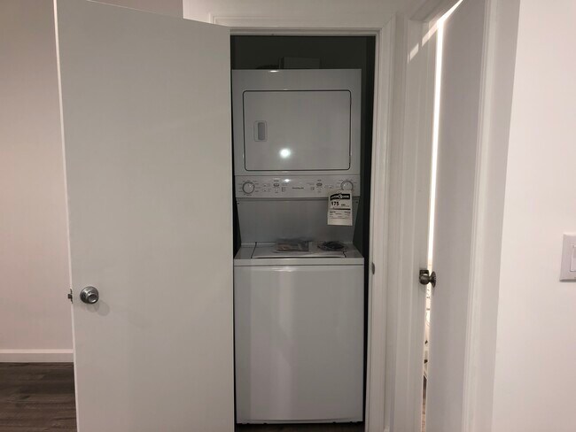 Washer/Dryer - 1740 Preuss Rd