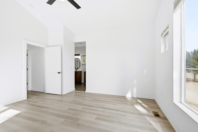 Building Photo - 191 Diamond Dr