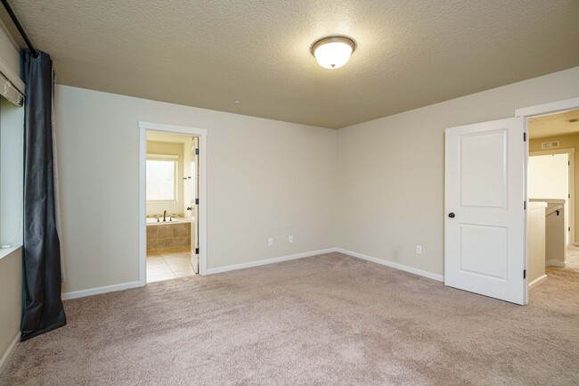 Building Photo - Desirable Camas Location - Hills at Round ...