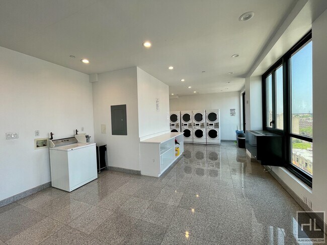 Building Photo - Gorgeous rent stabilized 700sq ft 1 bed wi...