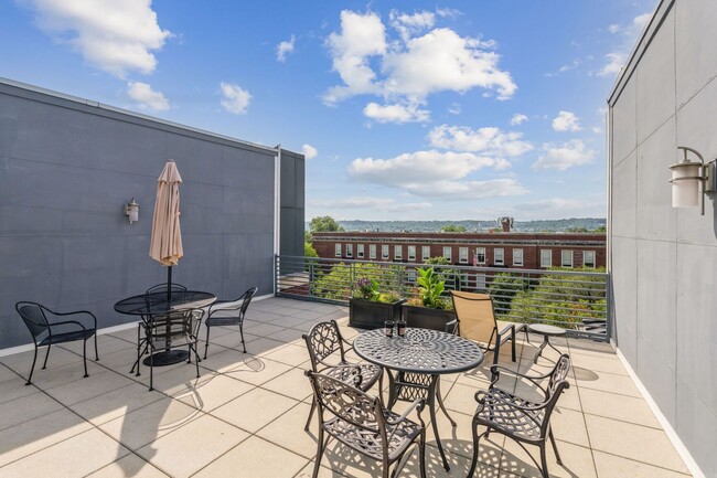 Building Photo - Available Now! High End 1 bed/ 1 bath with Parking! 24 hour concierge!