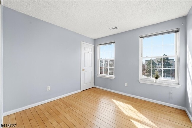 Building Photo - 47 Rutgers Dr