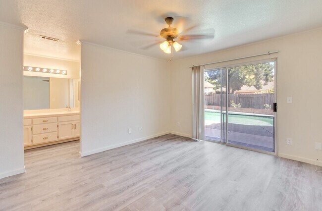 Building Photo - BEAUTIFUL 4 BEDROOM HOME WITH SWIMMING POOL!