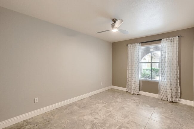 Building Photo - HIGHLY DESIRABLE UPGRADED ONE BEDROOM COND...