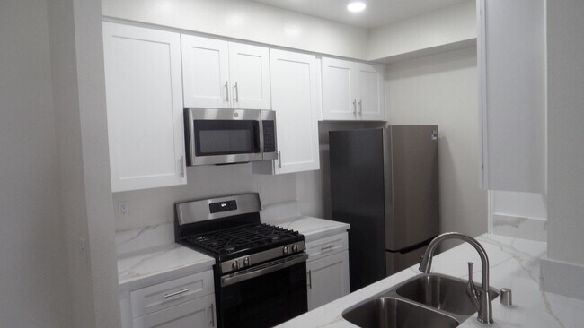 Building Photo - Remodeled, ground level, 1 bedroom, 1 bath condo in Lakeside Garden Grove Community