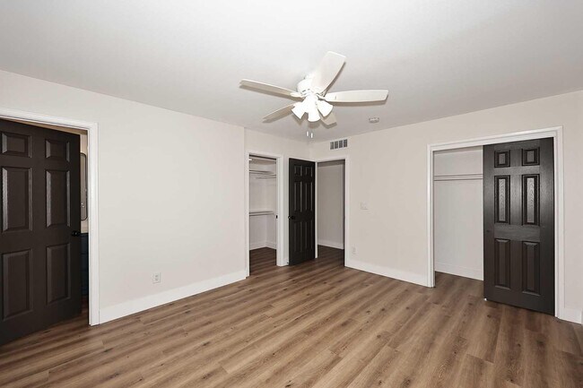 Building Photo - 10537 W La Jolla Dr