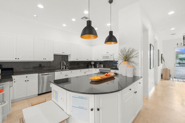 Building Photo - 2739 NE 15th St