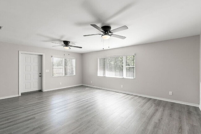 Building Photo - Home For Rent in St Petersburg!