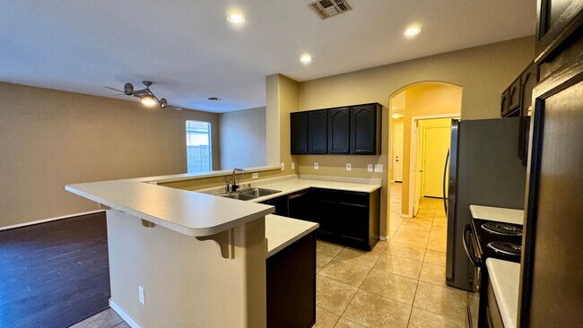 Building Photo - Beautiful 3 Bedroom, 2 Bathroom Home in Ch...