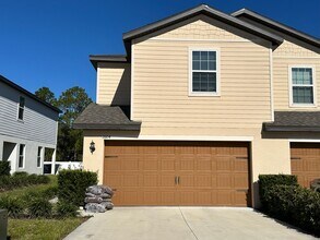Building Photo - 3BR Townhome in Tavares with Open Floor Plan & Community Playground