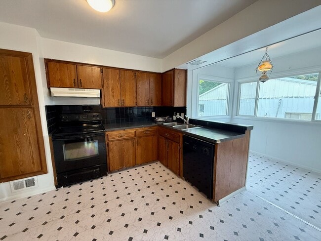 Building Photo - Ideally Located 3 Bed 1.5 Bath Spokane Hom...
