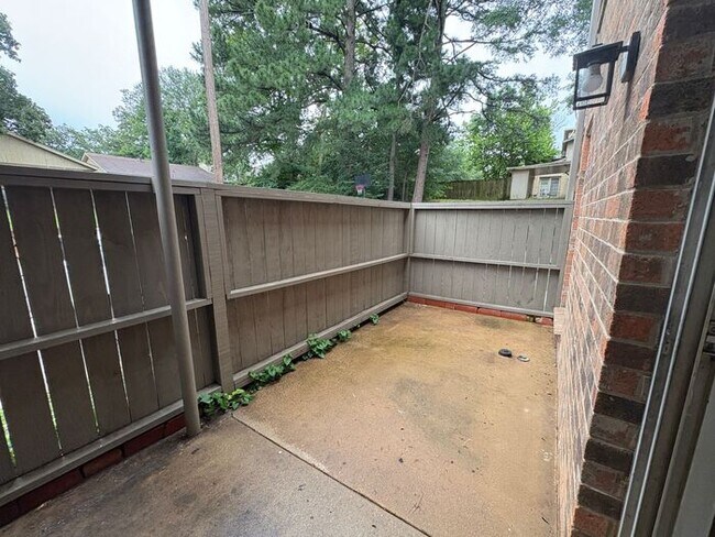Building Photo - 3 Bed 2 Bath Apartment in Central Tyler! F...