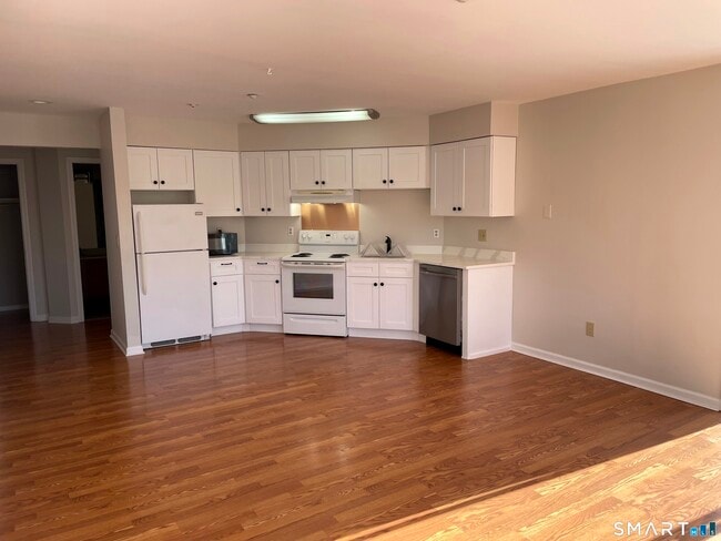 Building Photo - 5 Terrace Pl