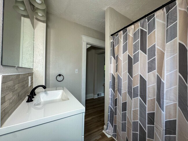 Building Photo - 2957 Greenfield Ave