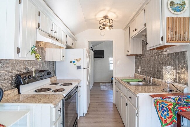 Building Photo - 716 E Losoya St