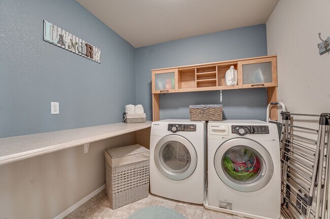 Building Photo - Beautiful 4 Bed, 3 1/2 Bath House in Sever...