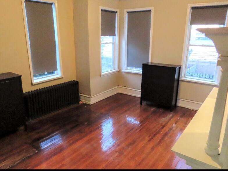 Building Photo - 618 E Girard Ave