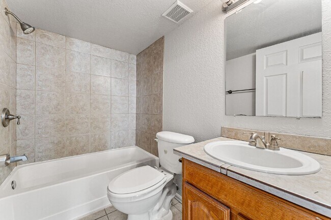 Building Photo - 4-Bed Arvada Home w/ Bedroom & Full Bathro...