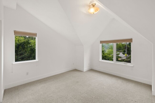 Building Photo - West Seattle - Large Bright 2 Bedroom 1.75 bath Delridge Townhouse
