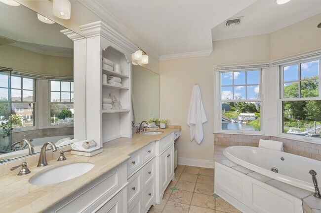 Building Photo - 1810 Fairfield Beach Rd