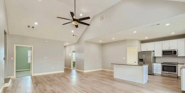 Building Photo - MOVE IN READY