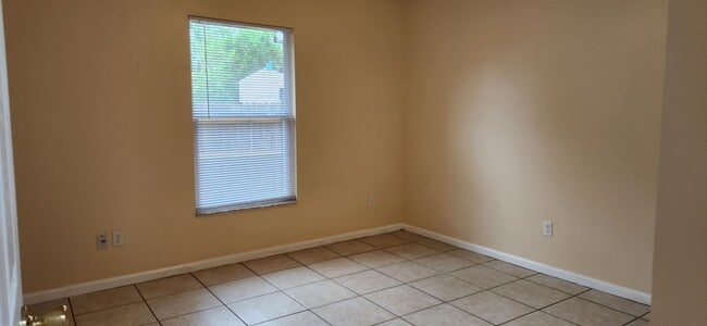 Building Photo - 4 bedroom 2 bath