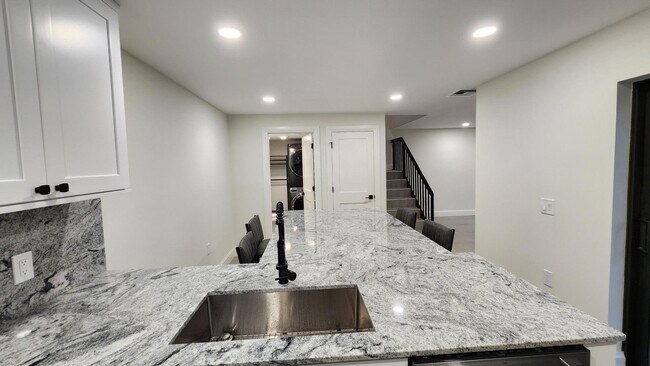 Building Photo - 2026 20th Ct