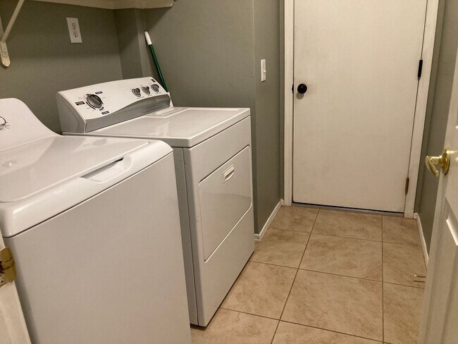 Building Photo - Northwest 3 Bedroom